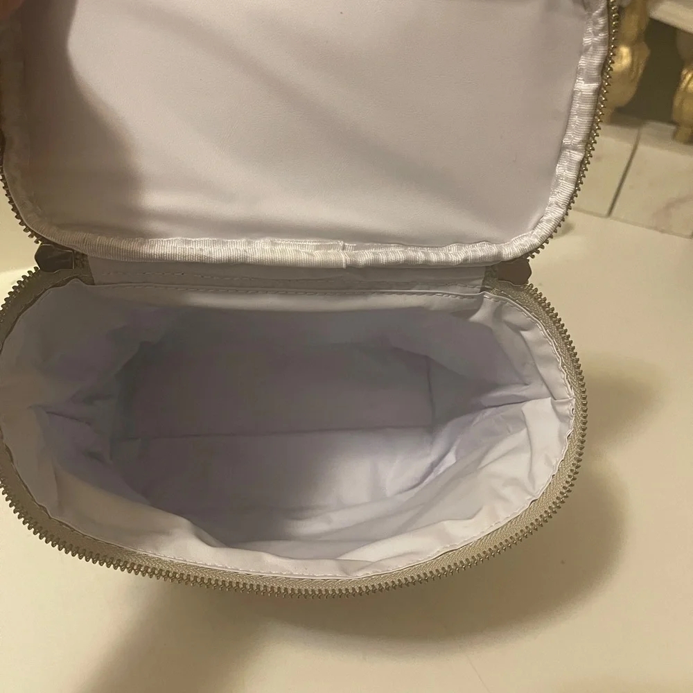 Kate spade beautiful lunchbox out to lunch in the front.with gold zipper